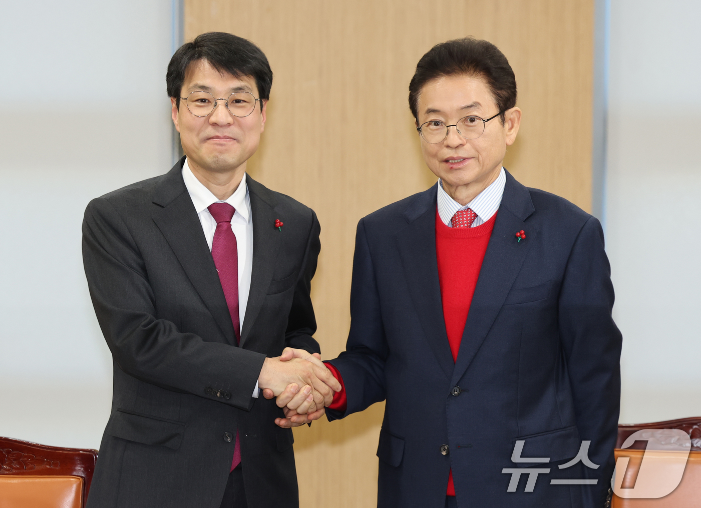 (대구=뉴스1) 공정식 기자 = 이철우 경북지사(오른쪽)와 김정기 대구시장 권한대행(행정부시장)이 20일 오후 경북 안동시 경북도청에서 열린 대구·경북 행정통합 추진협의 회의에서 …