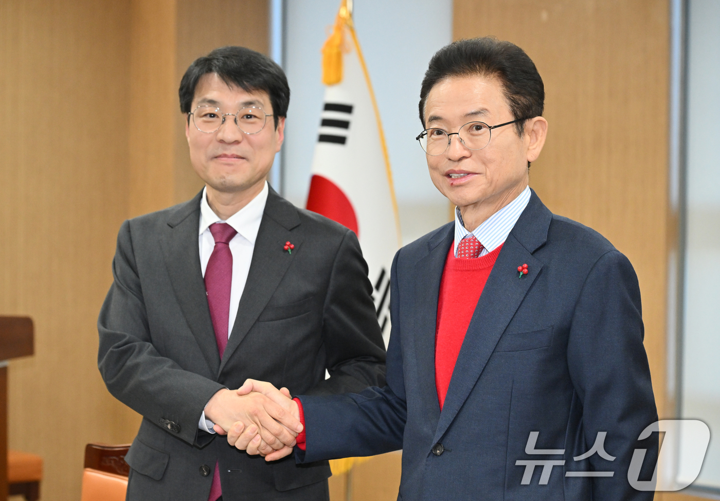 (대구=뉴스1) 공정식 기자 = 이철우 경북지사(오른쪽)와 김정기 대구시장 권한대행(행정부시장)이 20일 오후 경북 안동시 경북도청에서 열린 대구·경북 행정통합 추진협의 회의에서 …