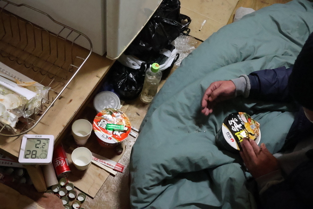 실내 온도 '2.2도' 쪽방촌…"불 날까 전기난로도 편히 못 튼다"