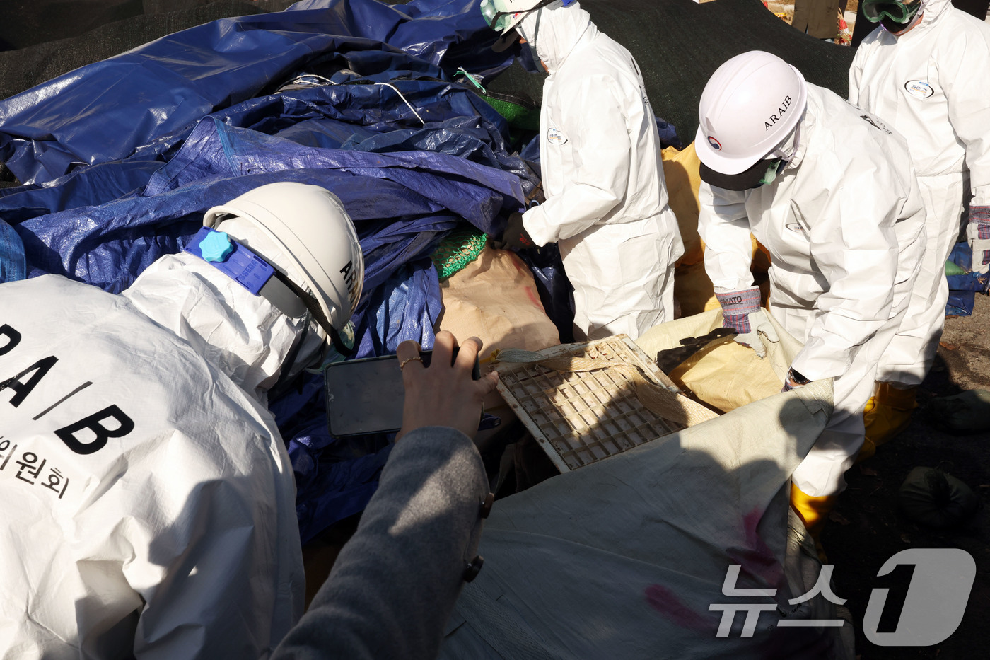 (무안=뉴스1) 박지현 기자 = 20일 무안국제공항에서 열린 12·29 여객기 참사 진상규명을 위한 국정조사 특별위원회 현장조사에서 공항 관계자들이 기체잔해물이 보관된 사고 잔해보 …