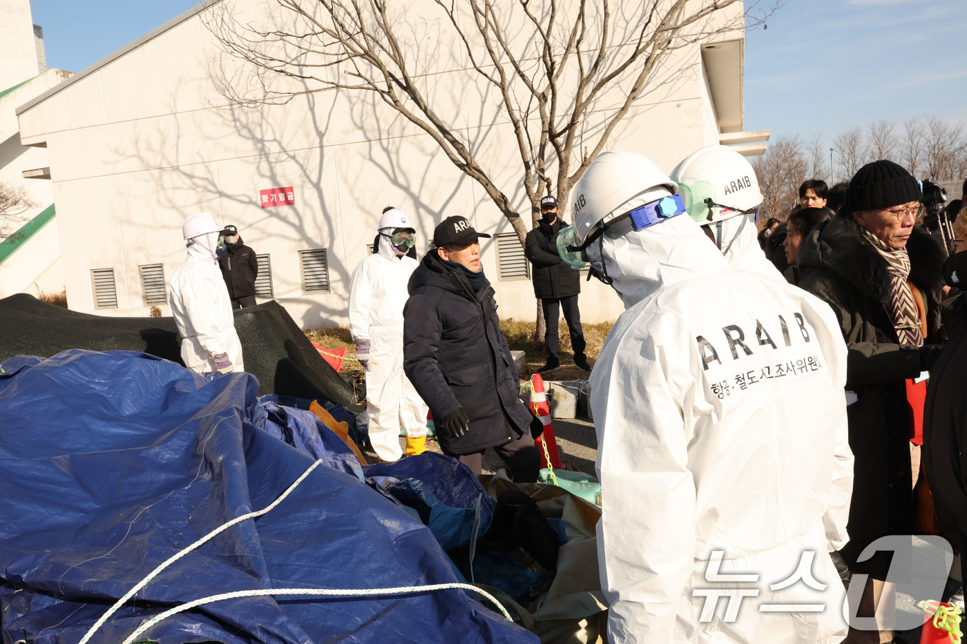 (무안=뉴스1) 박지현 기자 = 20일 무안국제공항에서 열린 12·29 여객기 참사 진상규명을 위한 국정조사 특별위원회 현장조사에서 항철위 관계자들이 사고 잔해보관소에서 방수포를 …