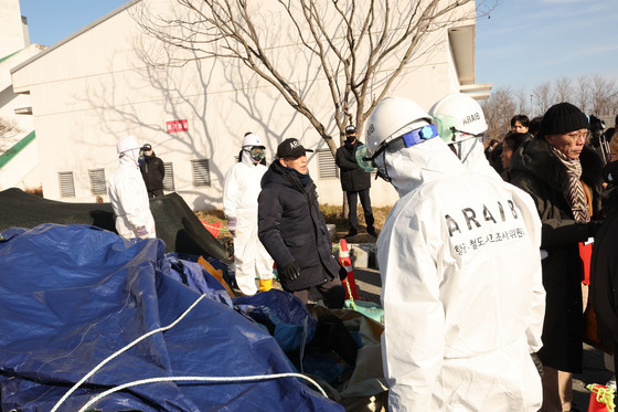 여객기 참사 기체잔해물 담긴 보관소