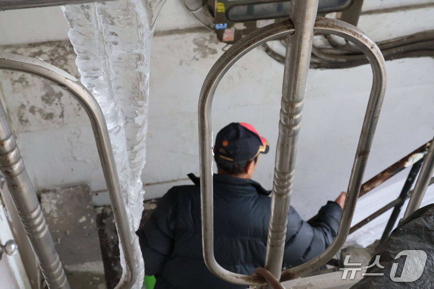 본문 이미지 - 20일 찾은 서울 용산구 동자동 쪽방이 위치한 건물 계단에 고드름이 얼어있는 모습. 2026.01.20/뉴스1 ⓒ News1 권준언 기자