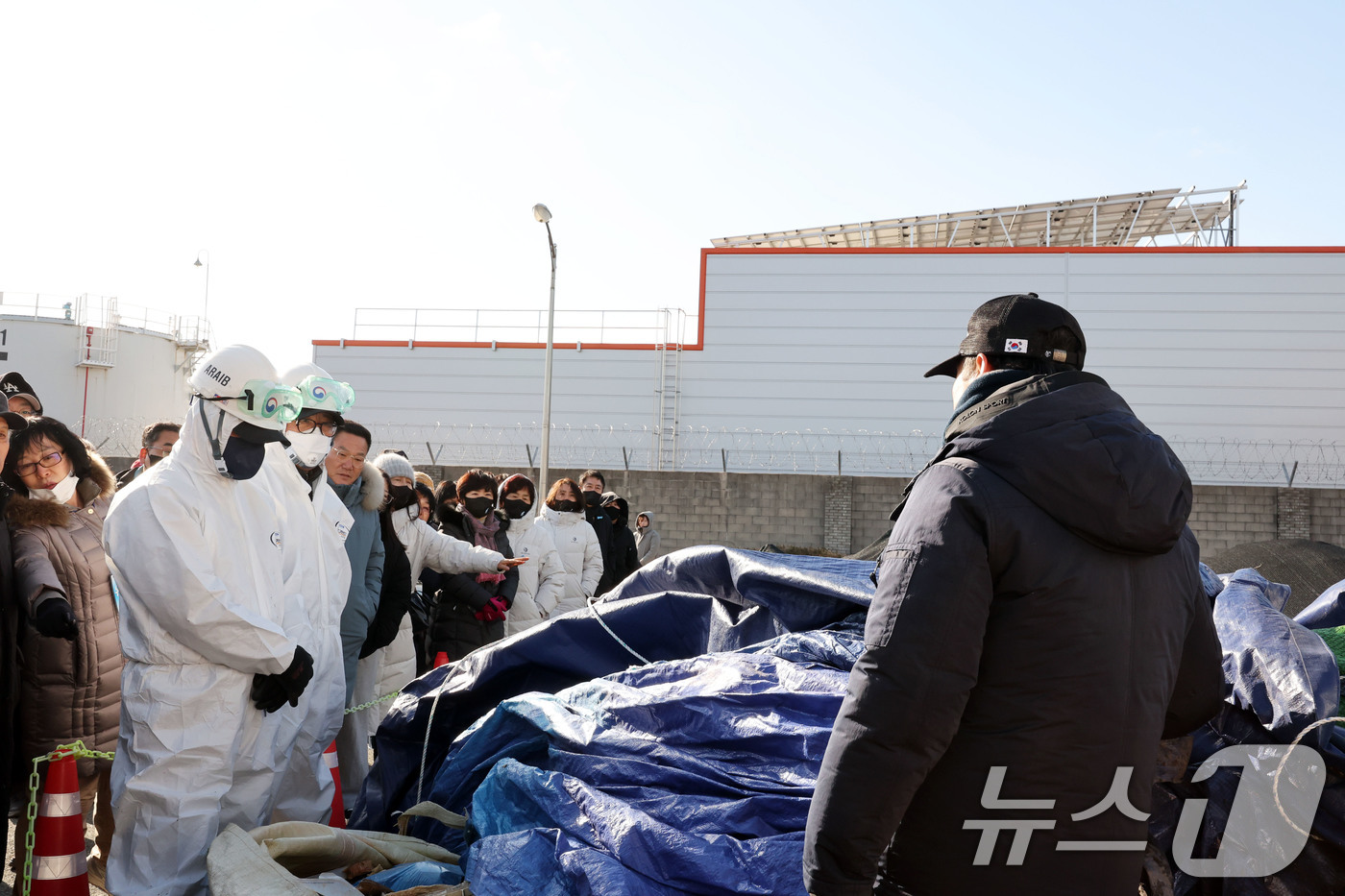 (무안=뉴스1) 박지현 기자 = 20일 12·29 여객기 참사 진상규명을 위한 국정조사 특별위원회 현장조사에서 항철위 관계자들이 무안국제공항 사고 잔해보관소에서 방수포를 들어 내용 …