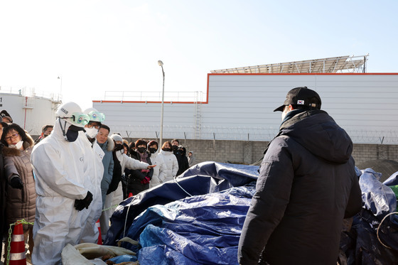 여객기 참사 유족 "기체잔해 방치하면 안 돼"