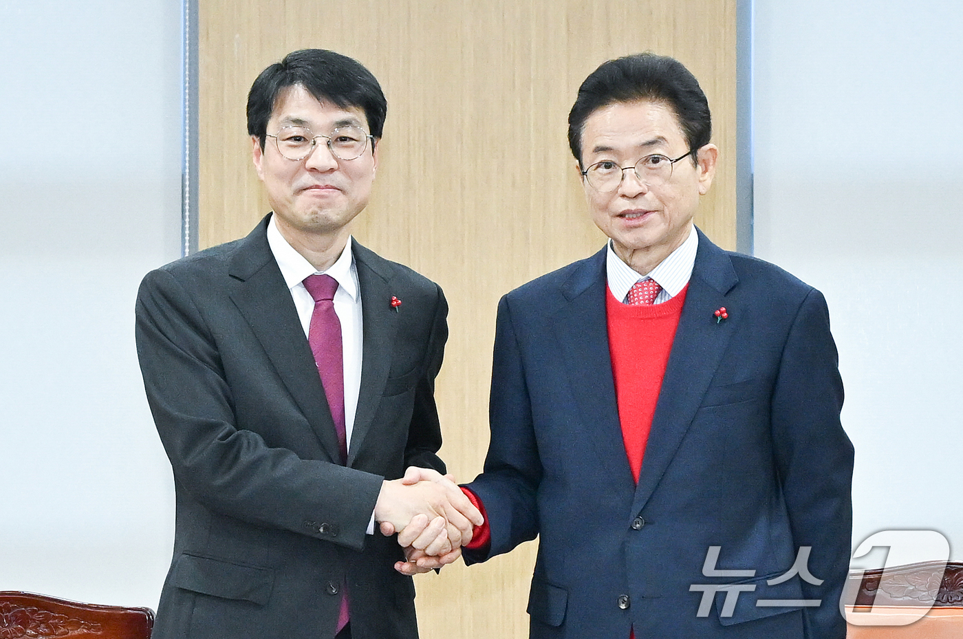 (대구=뉴스1) 공정식 기자 = 이철우 경북지사(오른쪽)와 김정기 대구시장 권한대행(행정부시장)이 20일 오후 경북 안동시 경북도청에서 열린 대구·경북 행정통합 추진협의 회의에서 …