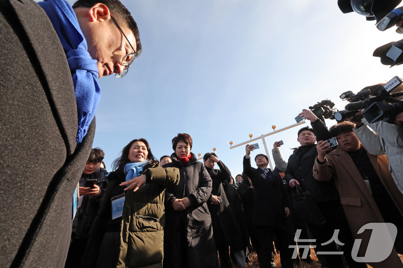 (무안=뉴스1) 박지현 기자 = 20일 무안국제공항에서 열린 12·29 여객기 참사 진상규명을 위한 국정조사 특별위원회 현장조사에서 김유진 유족 대표가 동의 없이 치워진 로컬라이저 …