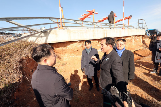 로컬라이저 앞 국조특위 위원들