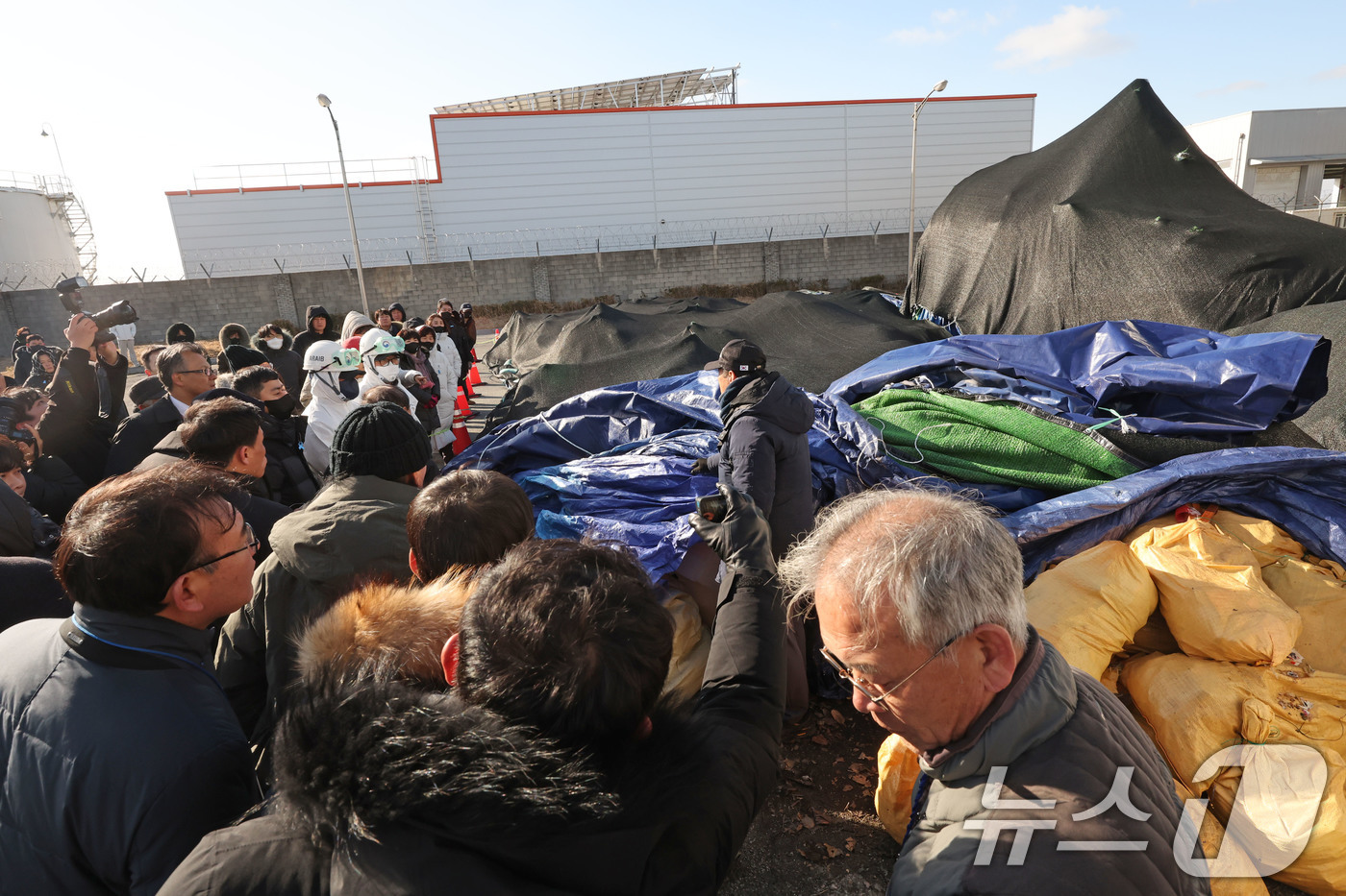 (무안=뉴스1) 박지현 기자 = 20일 전남 무안국제공항에서 열린 12·29 여객기 참사 진상규명을 위한 국정조사 특별위원회 현장조사에서 사고잔해소 앞 유가족들이 항철위에게 항의하 …