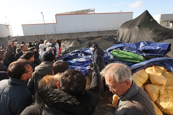 처참한 기체잔해물 앞 유가족들