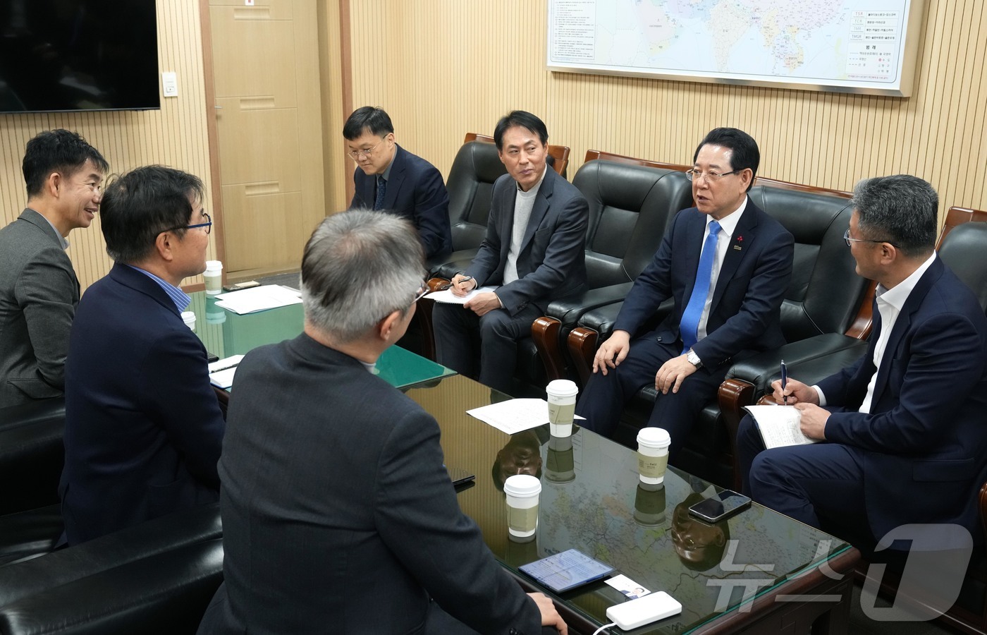 (무안=뉴스1) 전원 기자 = 김영록 전남도지사는 20일 오후 2시 광주송정역 귀빈실에서 현대자동차 임원진을 면담하고 광주․전남 내 수전해 플랜트 구축, 서남권 피지컬 AI 전진기 …