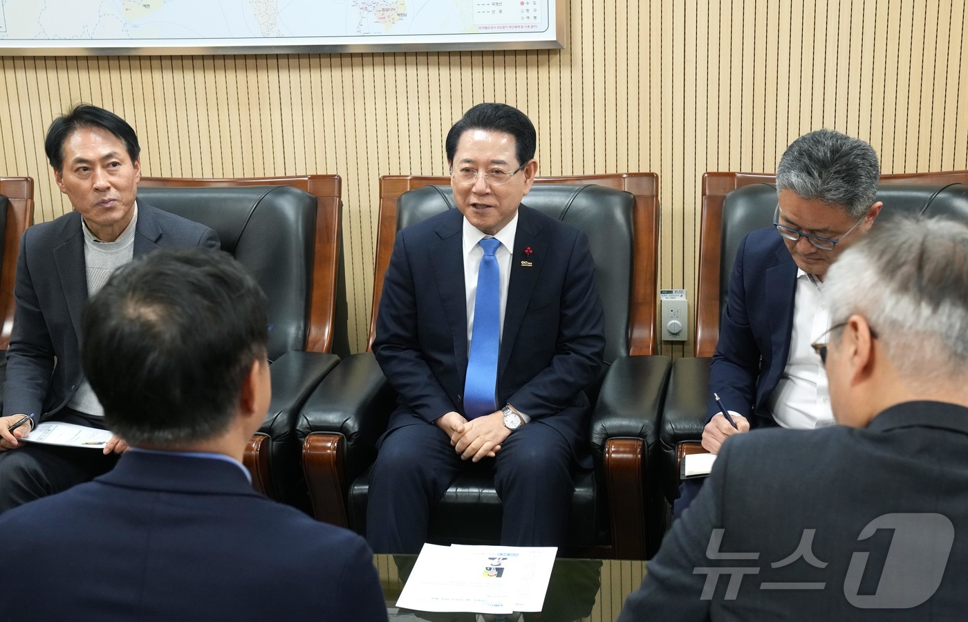 (무안=뉴스1) 전원 기자 = 김영록 전남도지사는 20일 오후 2시 광주송정역 귀빈실에서 현대자동차 임원진을 면담하고 광주․전남 내 수전해 플랜트 구축, 서남권 피지컬 AI 전진기 …