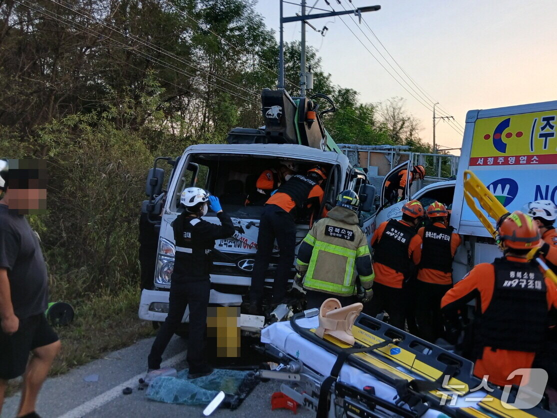 본문 이미지 - 교통사고 현장 구조 모습.(충북소방본부 제공. 재판매 및 DB금지)/뉴스1