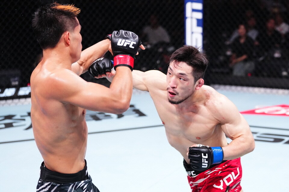 본문 이미지 - UFC 경기 중인 유수영(오른쪽).(UFC 제공)