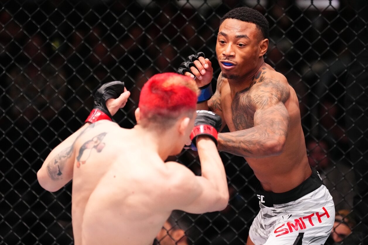 본문 이미지 - UFC 한국계 유망주 일라이자 스미스(오른쪽).(UFC 제공)