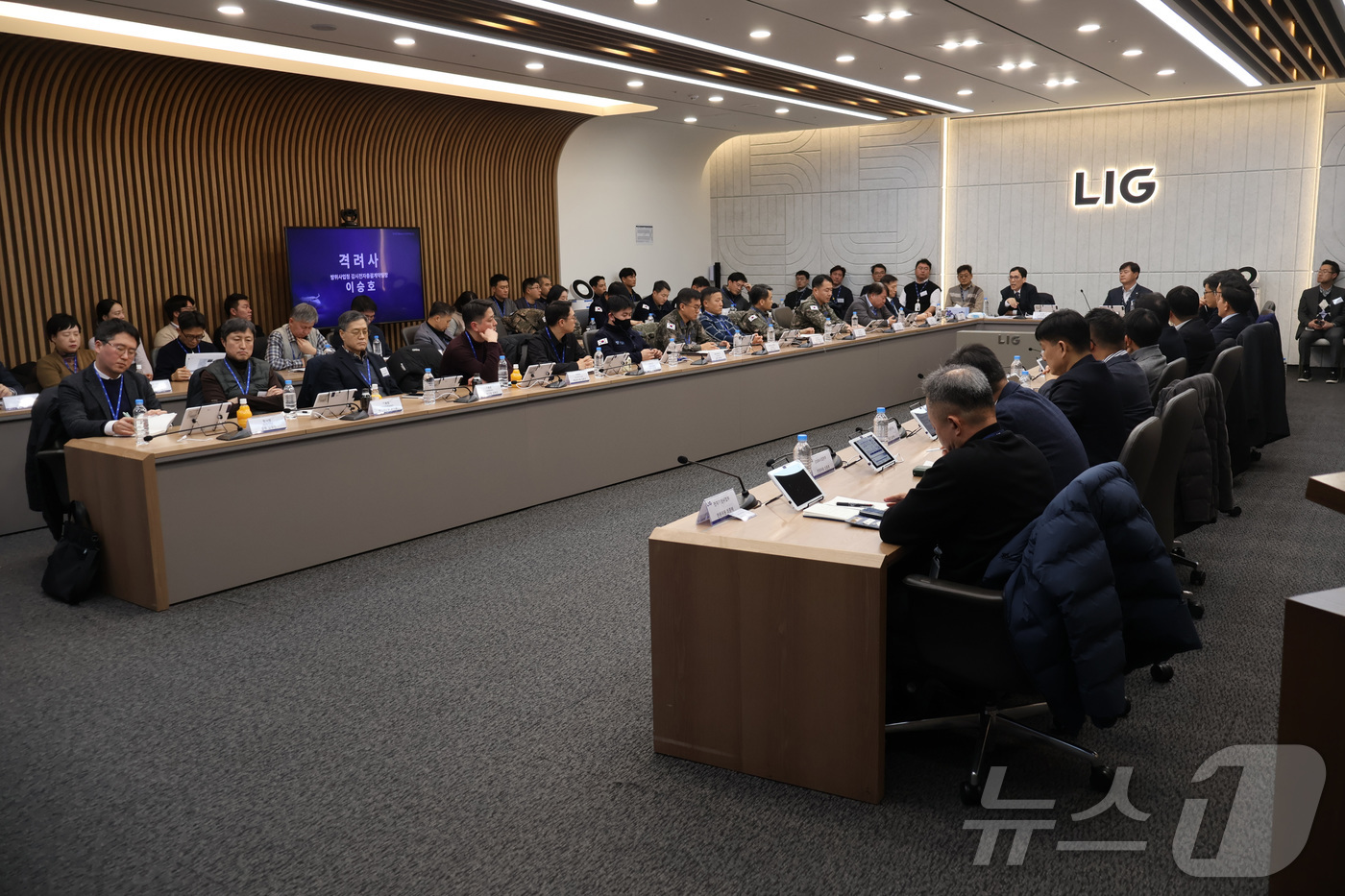 (서울=뉴스1) = 20일 LIG넥스원 판교하우스에서 방위사업청, LIG넥스원, 합참, 공군, 국방과학연구소, 국방기술품질원 등 관계자들이 참석한 가운데 전자전기(Block-I) …