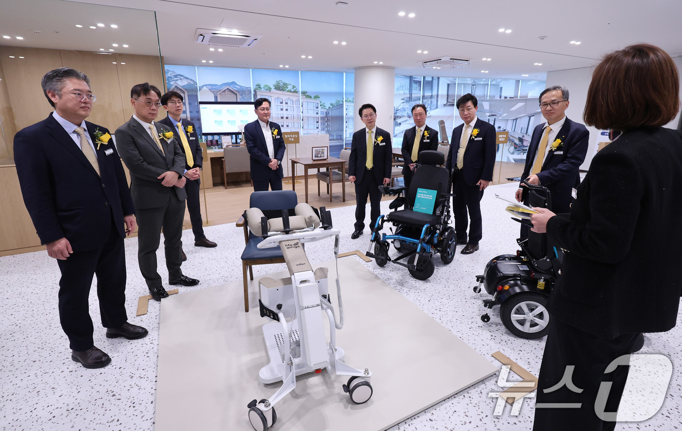 (서울=뉴스1) 박지혜 기자 = 20일 서울 강남구 역삼동 KB라이프타워에서 열린 보험·요양·은행 서비스를 결합한 '보험-은행 복합점포'인 KB골든라이프 플래그십 센터 개소식에 앞 …