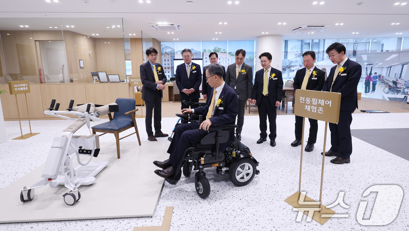 (서울=뉴스1) 박지혜 기자 = 정문철 KB라이프생명 대표가 20일 서울 강남구 역삼동 KB라이프타워에서 열린 보험·요양·은행 서비스를 결합한 '보험-은행 복합점포'인 KB골든라이 …