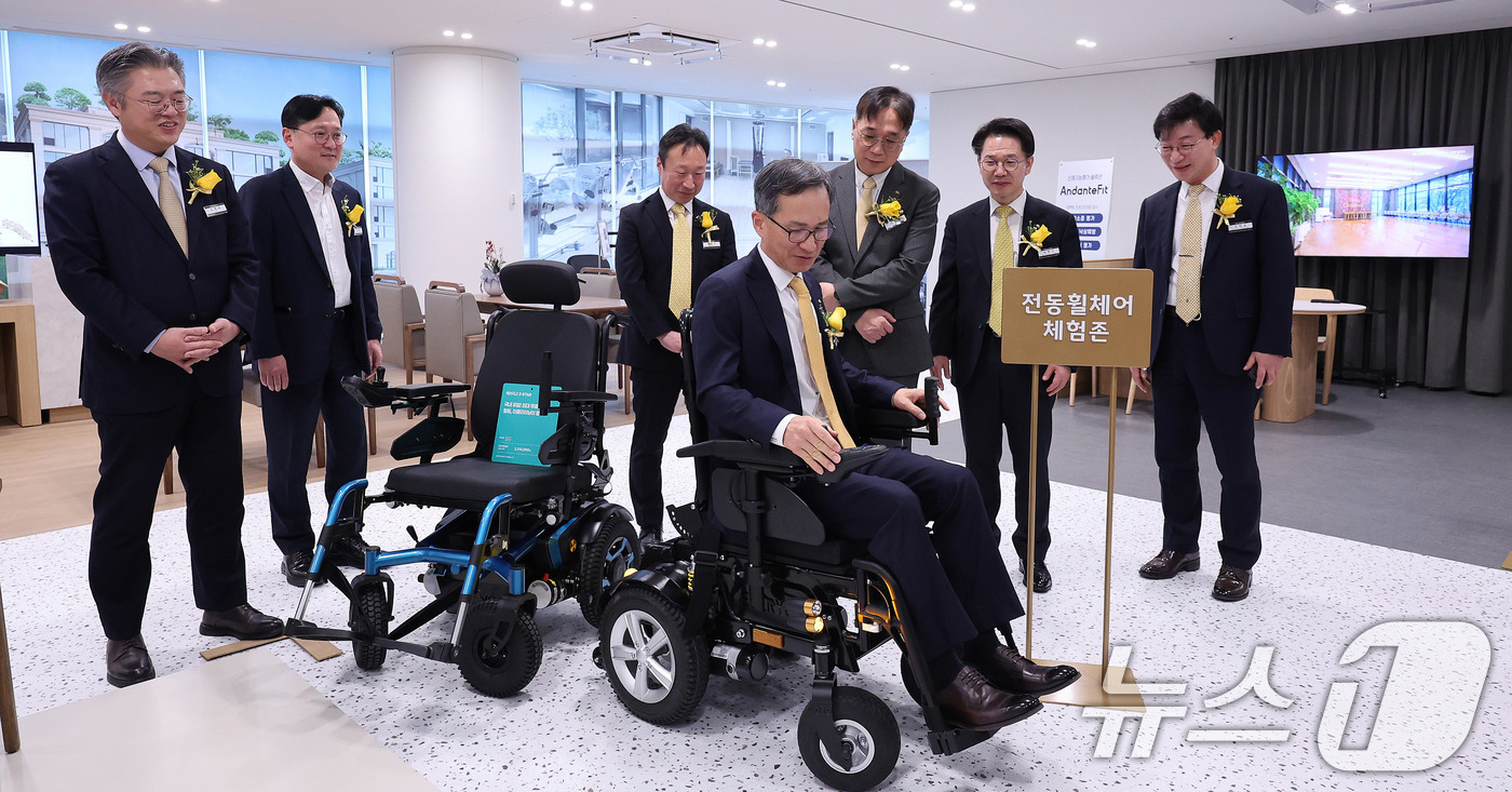 (서울=뉴스1) 박지혜 기자 = 정문철 KB라이프생명 대표가 20일 서울 강남구 역삼동 KB라이프타워에서 열린 보험·요양·은행 서비스를 결합한 '보험-은행 복합점포'인 KB골든라이 …