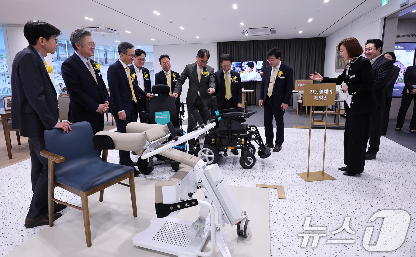 (서울=뉴스1) 박지혜 기자 = 20일 서울 강남구 역삼동 KB라이프타워에서 열린 보험·요양·은행 서비스를 결합한 '보험-은행 복합점포'인 KB골든라이프 플래그십 센터 개소식에 앞 …