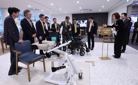 KB금융 골든라이프 플래그십 센터, 시니어 서비스 집약