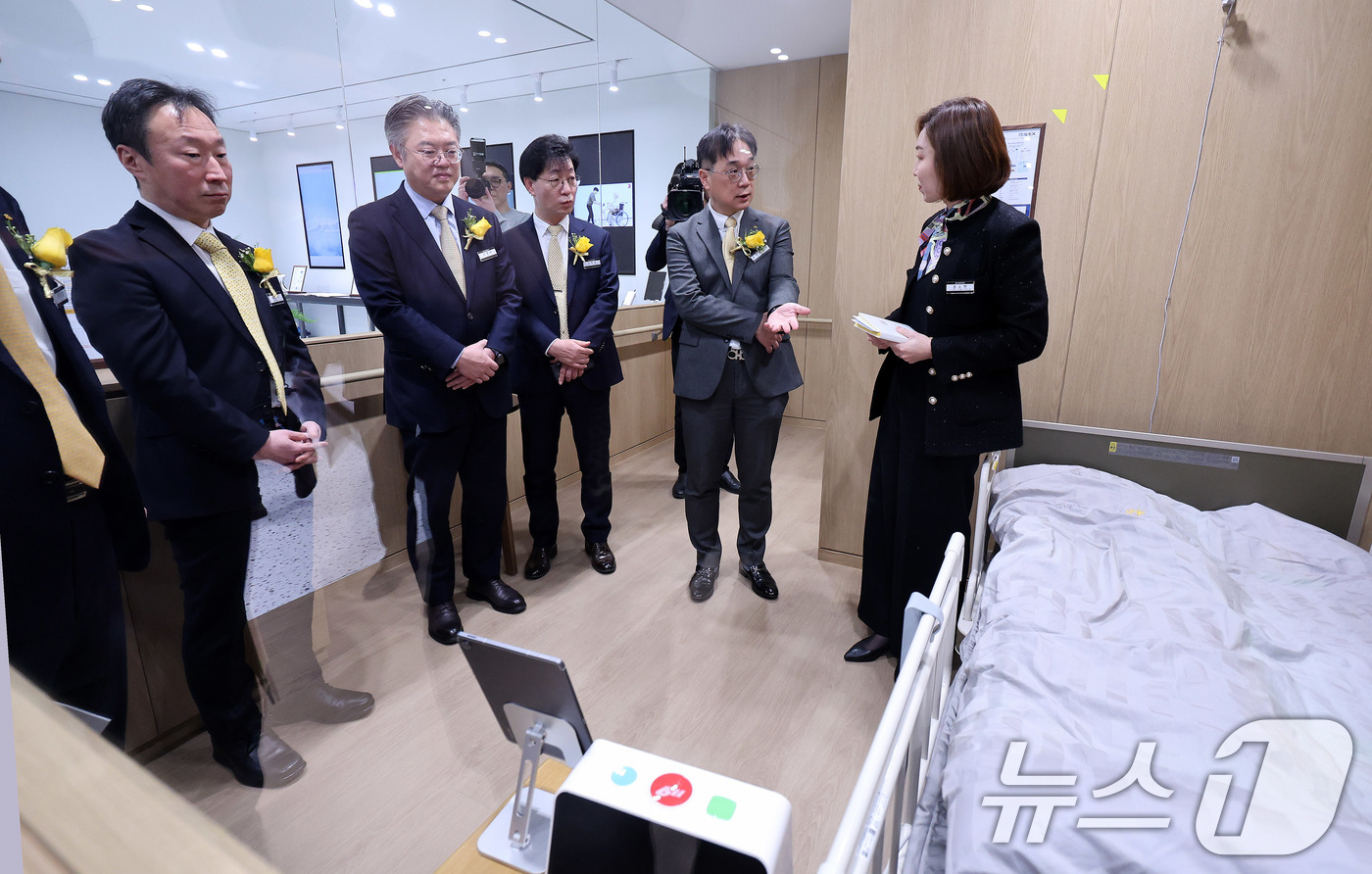 (서울=뉴스1) 박지혜 기자 = 20일 서울 강남구 역삼동 KB라이프타워에서 열린 보험·요양·은행 서비스를 결합한 '보험-은행 복합점포'인 KB골든라이프 플래그십 센터 개소식에 앞 …