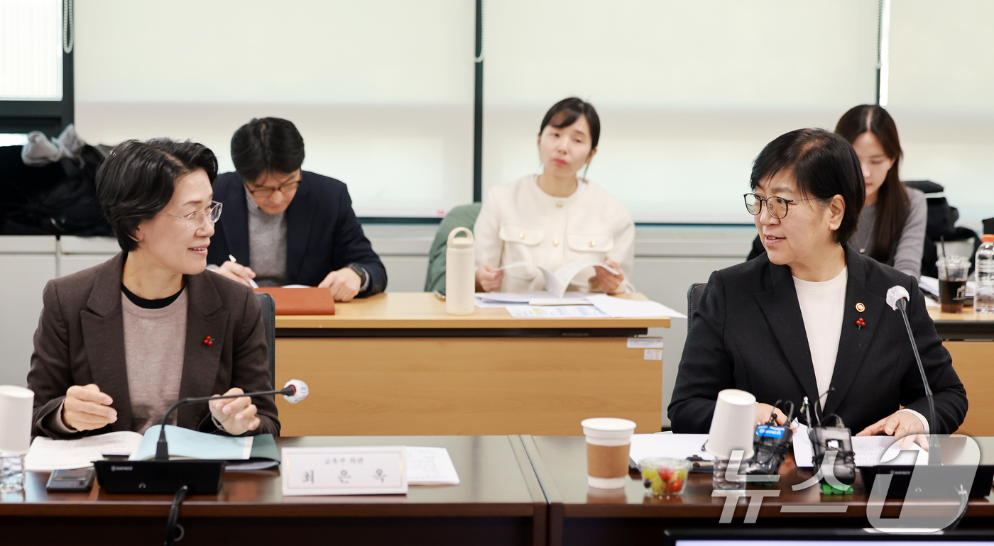 (서울=뉴스1) 이호윤 기자 = 정은경 보건복지부 장관이 20일 서울 서초구 국제전자센터에서 열린 제4차 보건의료정책심의위원회에 참석해 최은옥 교육부 차관과 대화를 나누고 있다. …