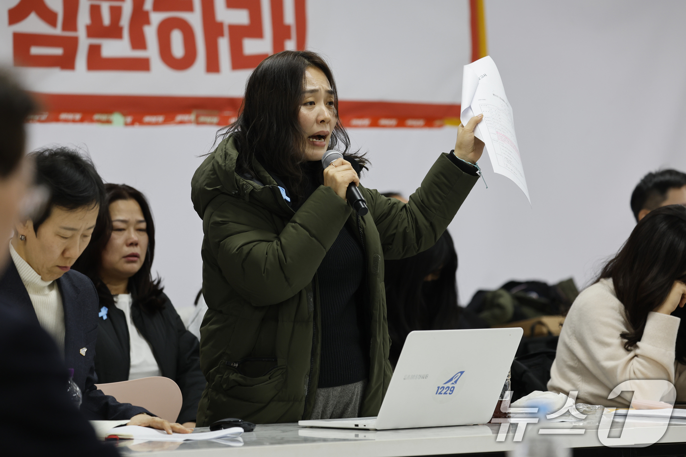 (무안=뉴스1) 김태성 기자 = 김유진 유가족 협의회 대표가 20일 전남 무안공항에서 열린 12·29 여객기 참사 진상규명을 위한 국정조사 특별위원회와 간담회에서 "이제는 왜곡과 …