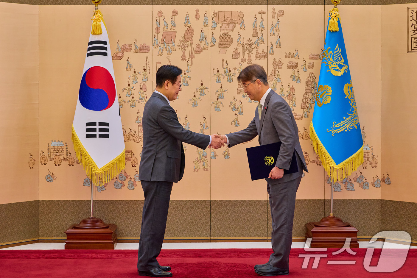 (서울=뉴스1) 이재명 기자 = 이재명 대통령이 20일 청와대에서 김지형 경제사회노동위원장에게 임명장을 수여하고 있다. (청와대 제공. 재판매 및 DB 금지) 2026.1.20/뉴 …