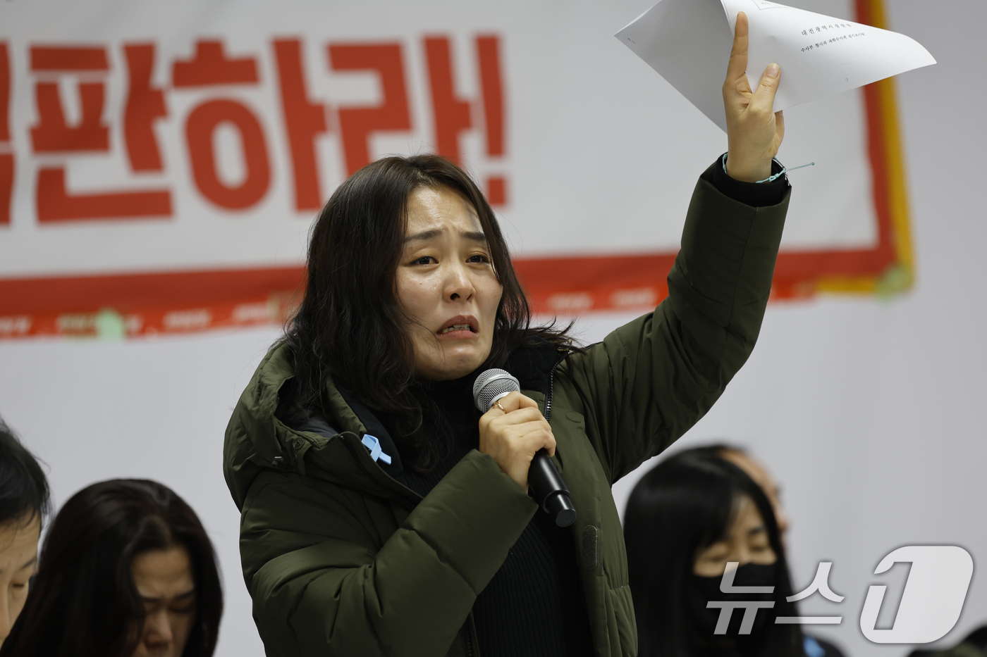 (무안=뉴스1) 김태성 기자 = 김유진 유가족 협의회 대표가 20일 전남 무안공항에서 열린 12·29 여객기 참사 진상규명을 위한 국정조사 특별위원회와 간담회에서 "이제는 왜곡과 …