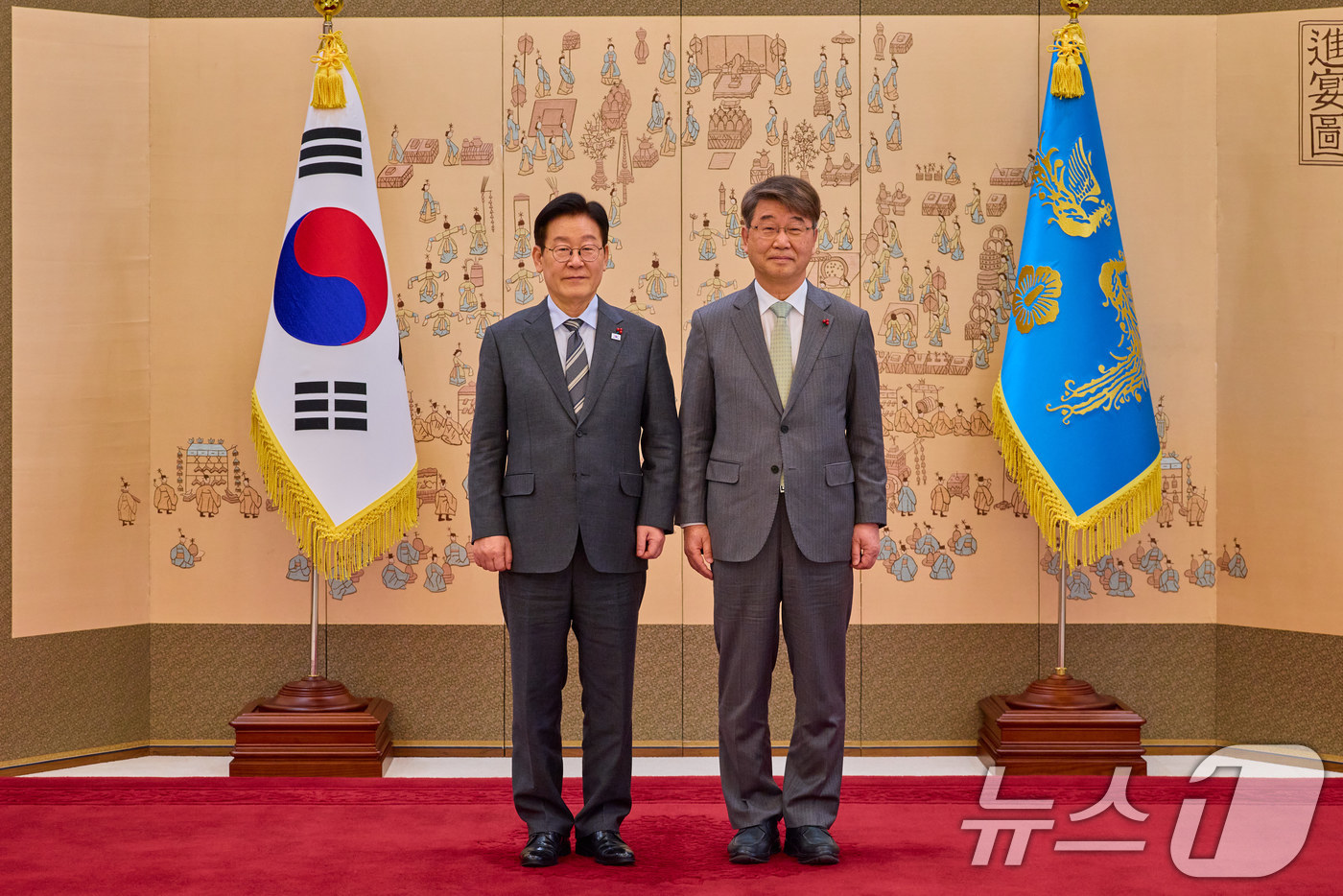 (서울=뉴스1) 이재명 기자 = 이재명 대통령이 20일 청와대에서 김지형 경제사회노동위원장에게 임명장을 수여한 후 기념촬영을 하고 있다. (청와대 제공. 재판매 및 DB 금지) 2 …