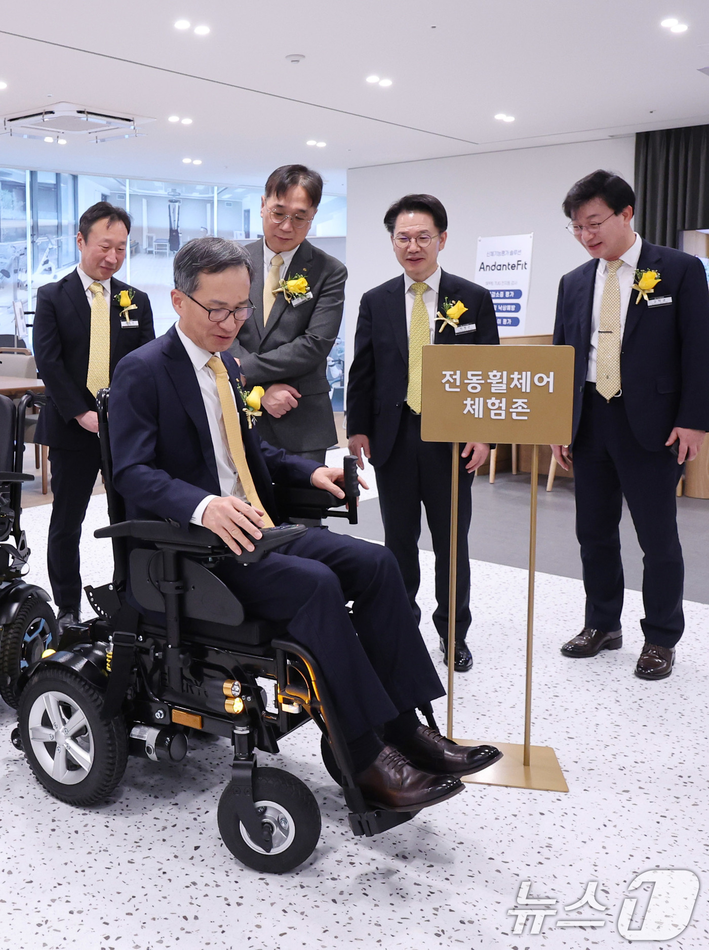 (서울=뉴스1) 박지혜 기자 = 정문철 KB라이프생명 대표가 20일 서울 강남구 역삼동 KB라이프타워에서 열린 보험·요양·은행 서비스를 결합한 '보험-은행 복합점포'인 KB골든라이 …