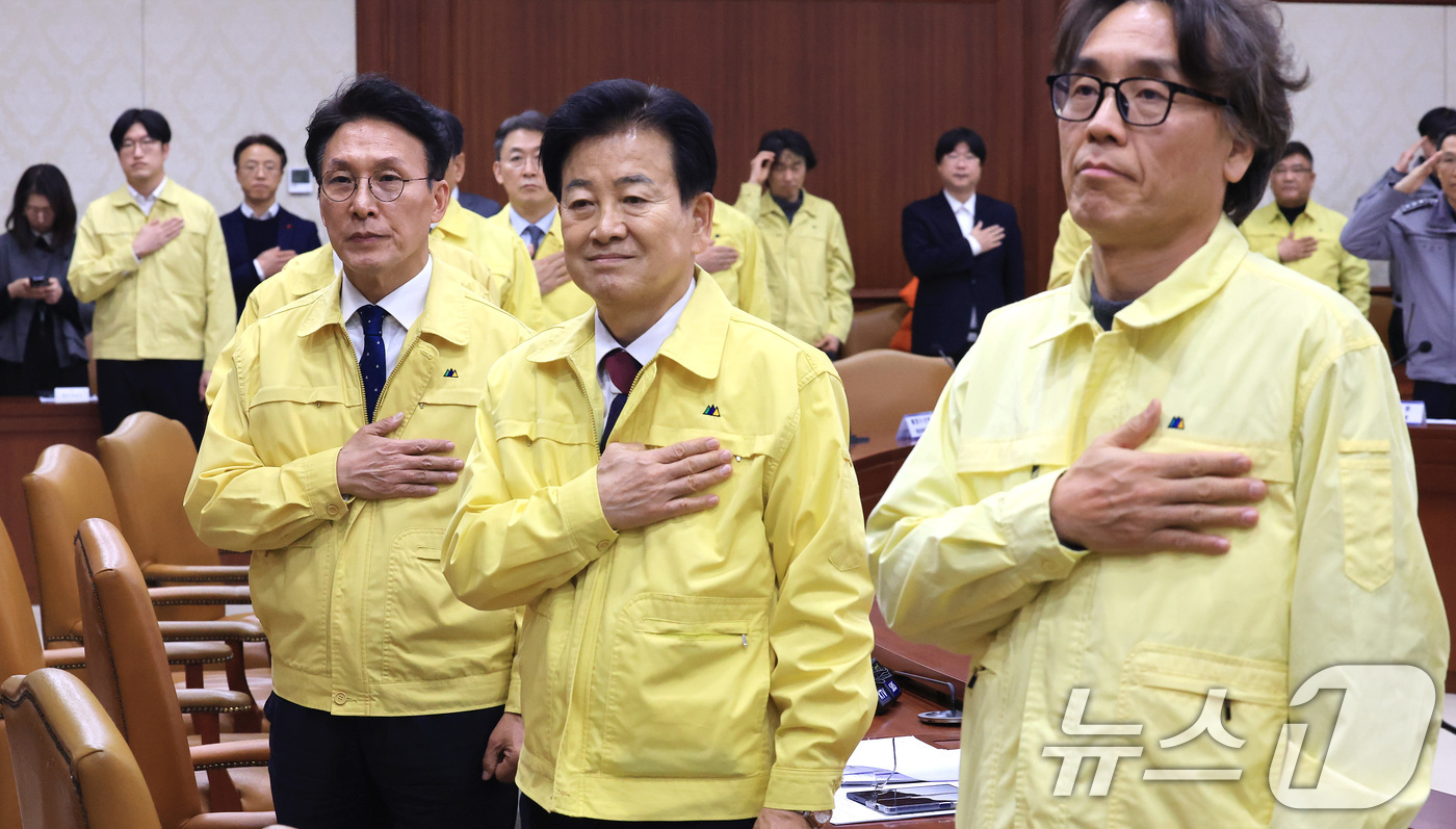 (서울=뉴스1) 임세영 기자 = 김민석 국무총리가 20일 서울 종로구 정부서울청사에서 열린 제22차 국가테러대책위원회의에서 국민의례를 하고 있다. 2026.1.20/뉴스1