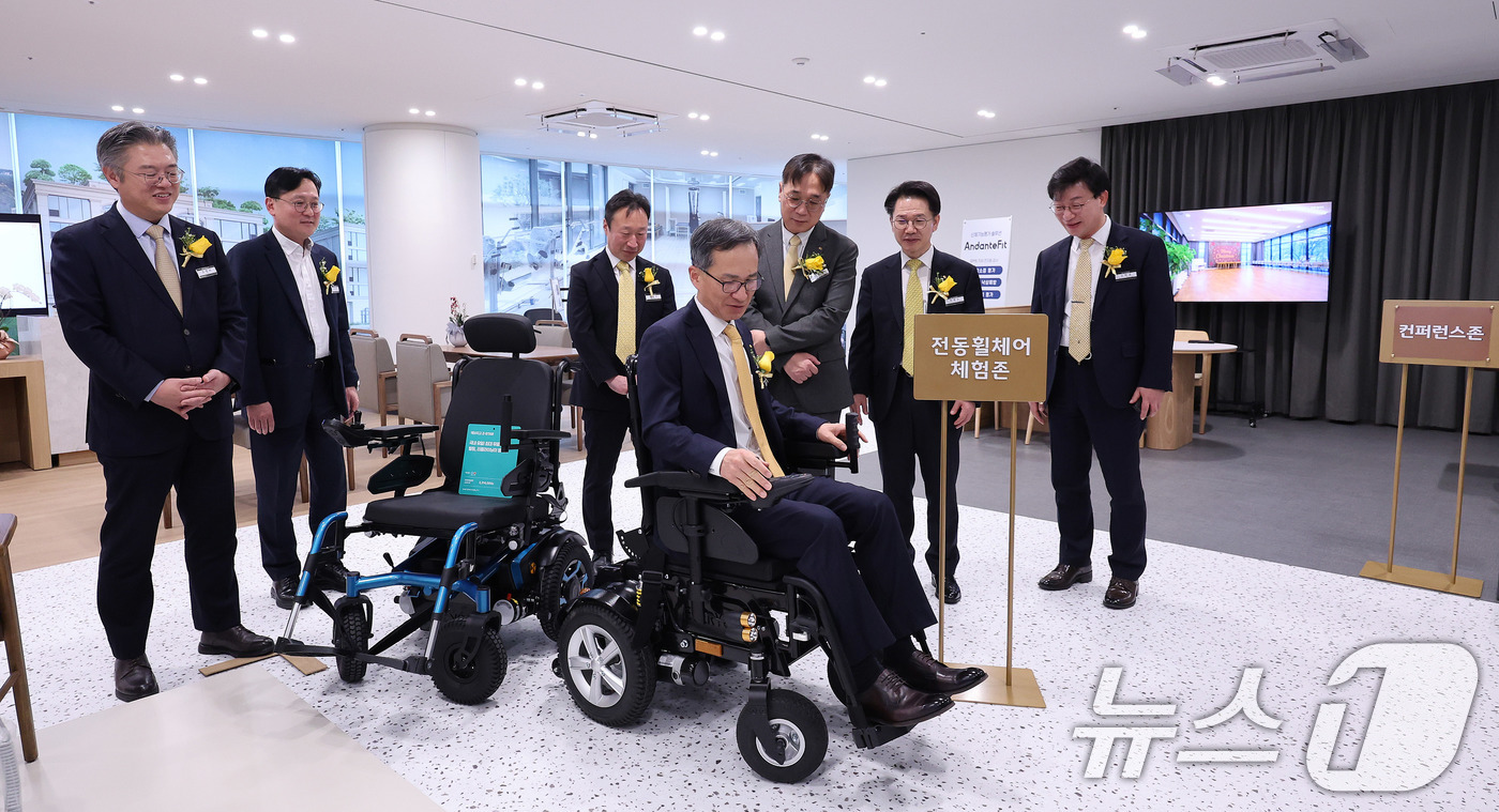 (서울=뉴스1) 박지혜 기자 = 정문철 KB라이프생명 대표가 20일 서울 강남구 역삼동 KB라이프타워에서 열린 보험·요양·은행 서비스를 결합한 '보험-은행 복합점포'인 KB골든라이 …