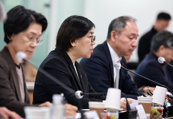보건의료정책심의위원회에서 발언하는 정은경 장관
