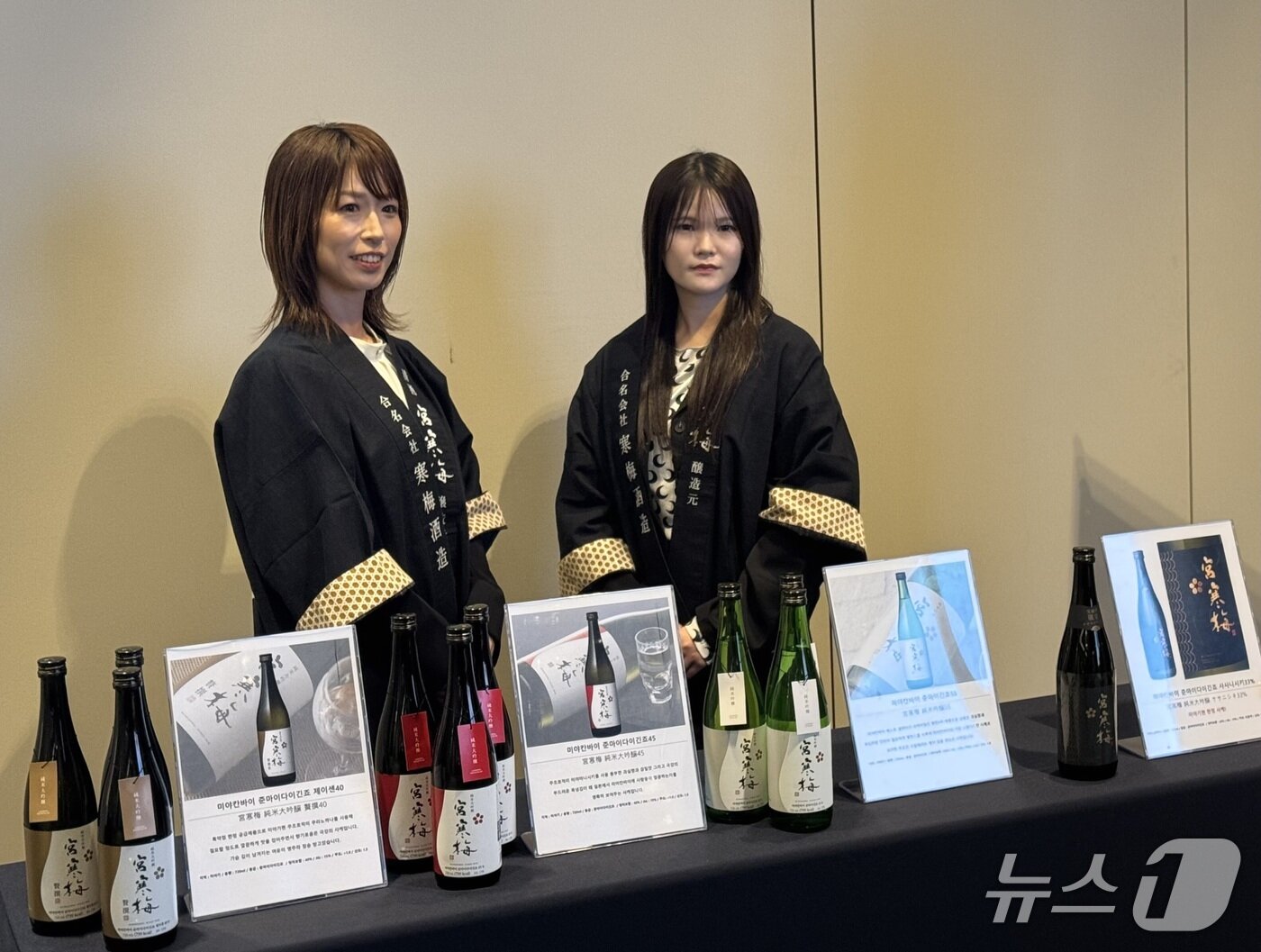 본문 이미지 - 지난해 6월 이와사키 미나 미야칸바이주조 대표가 국내 출시를 기념해 자사 제품을 설명하고 있다./뉴스1 ⓒ News1 이강 기자