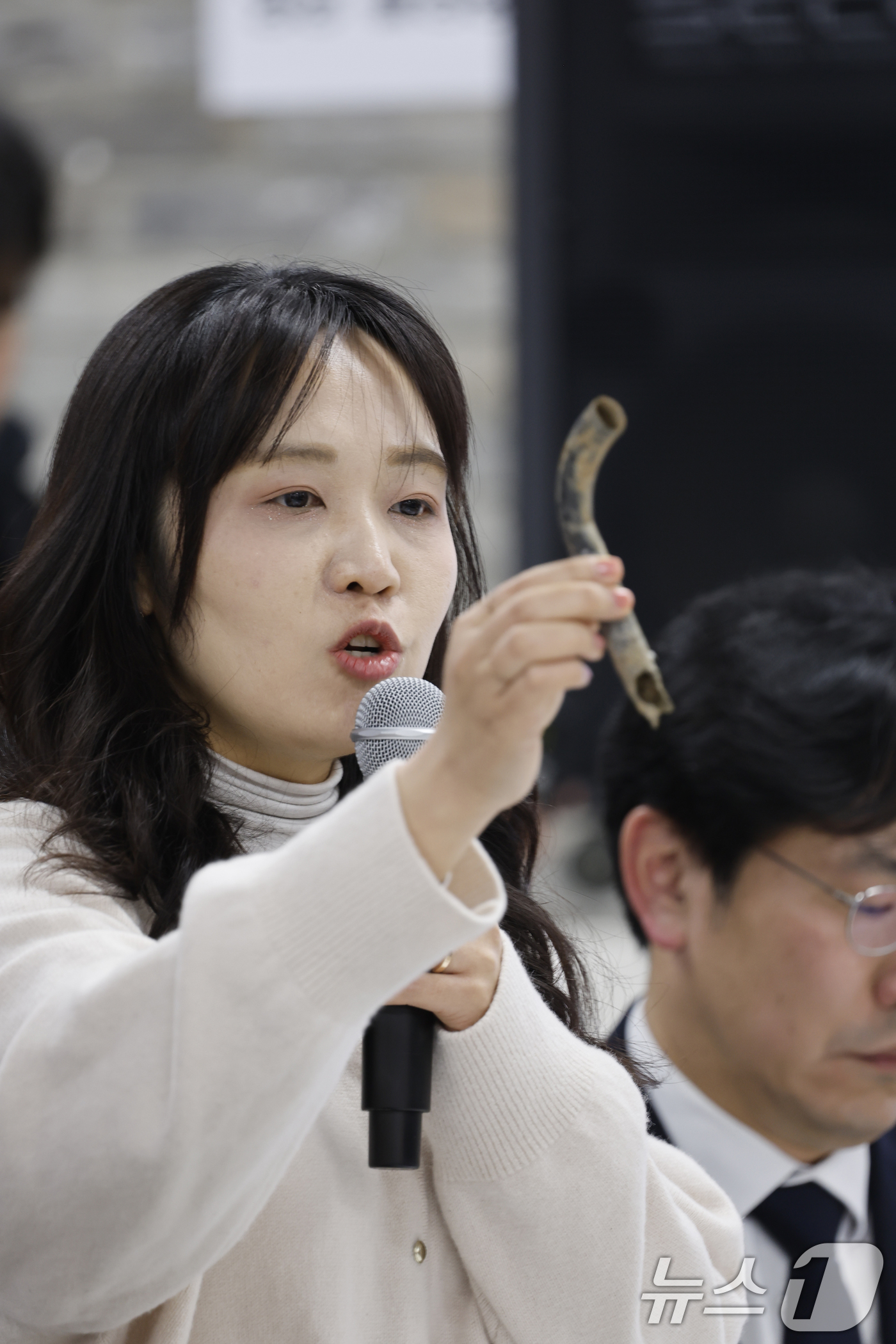 (무안=뉴스1) 김태성 기자 = 20일 전남 무안공항에서 열린 12·29 여객기 참사 진상규명을 위한 국정조사 특별위원회와 간담회에서 한 유가족이 최근 공항둔덕 근처에서 수거되지 …