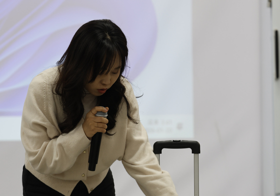 최근 발견된 유류품 공개하는 유가족