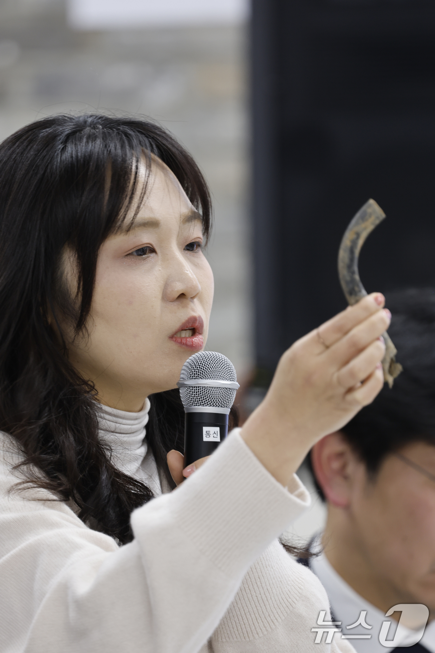 (무안=뉴스1) 김태성 기자 = 20일 전남 무안공항에서 열린 12·29 여객기 참사 진상규명을 위한 국정조사 특별위원회와 간담회에서 한 유가족이 최근 공항둔덕 근처에서 수거되지 …