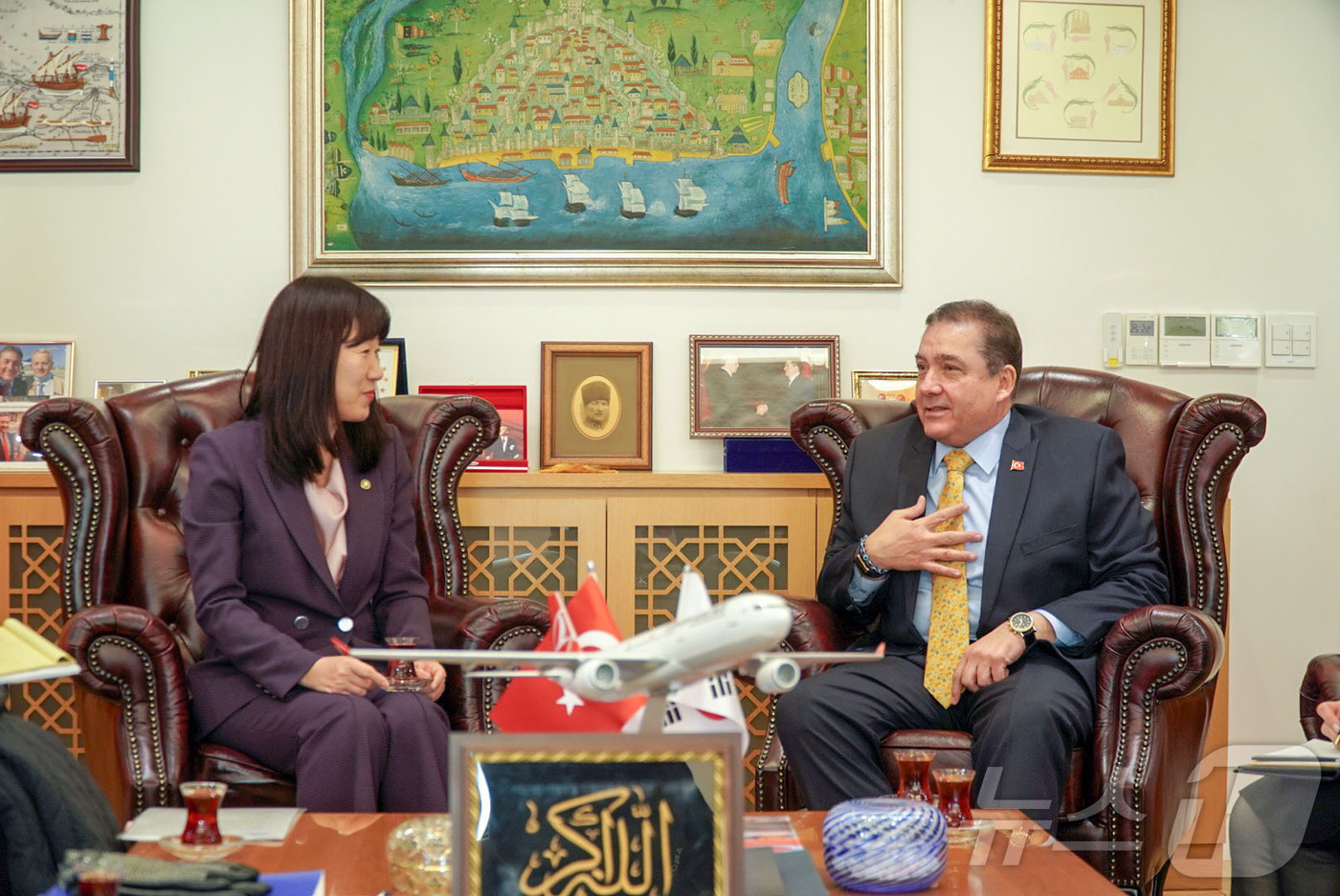 (서울=뉴스1) = 강윤진 국가보훈부 차관이 20일 오후 서울시 중구 주한튀르키예대사관에서 열린 이달의 6.25전쟁영웅(타흐신 야즈즈) 선정패 증정식에 참석해 행사전 무랏 타메르 …