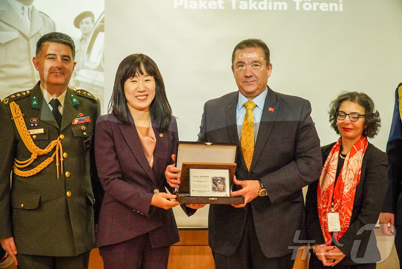 (서울=뉴스1) = 강윤진 국가보훈부 차관이 20일 오후 서울시 중구 주한튀르키예대사관에서 열린 이달의 6.25전쟁영웅(타흐신 야즈즈) 선정패 증정식에 참석해 무랏 타메르 주한튀르 …
