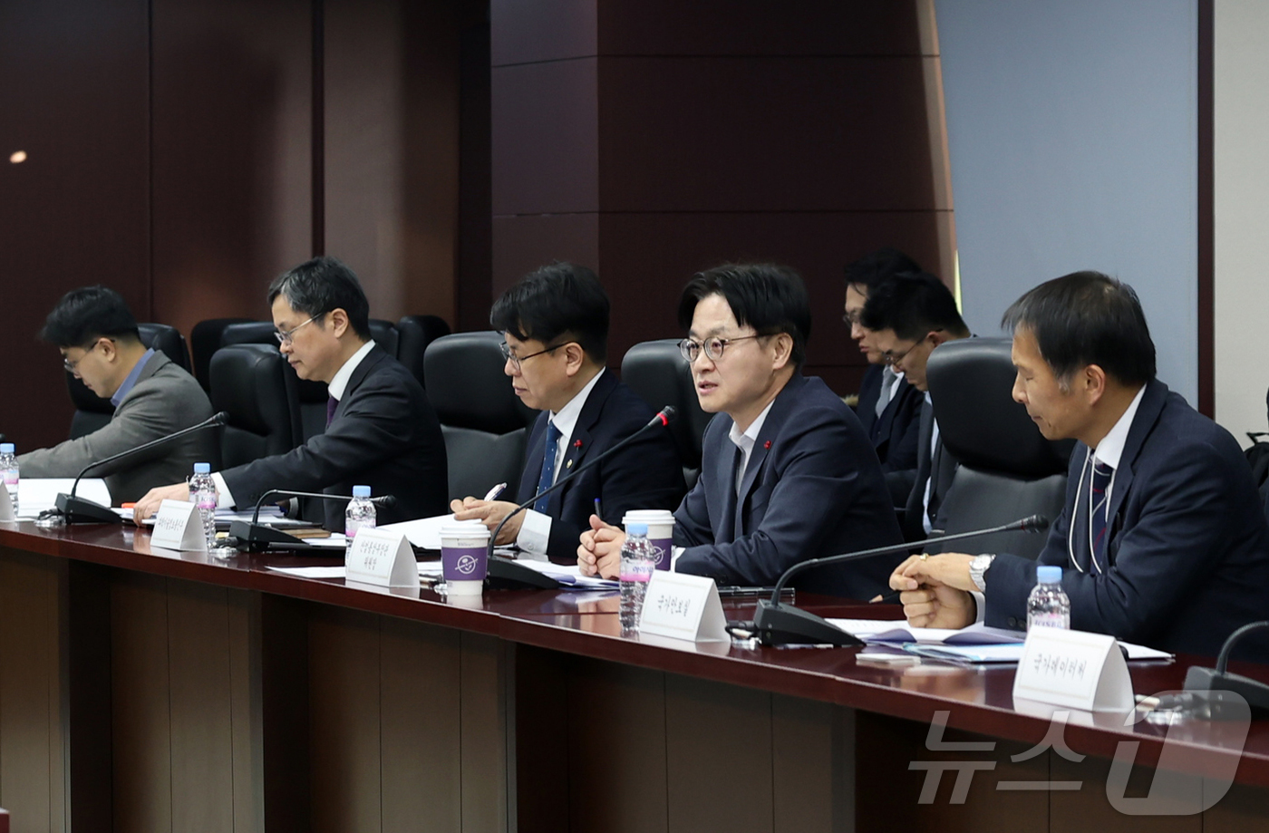 (서울=뉴스1) = 김정관 산업통상부 장관이 20일 오후 서울 종로구 한국무역보험공사에서 열린 '제2차 자원안보협의회'를 주재하고 있다. (산업통상부 제공. 재판매 및 DB 금지) …