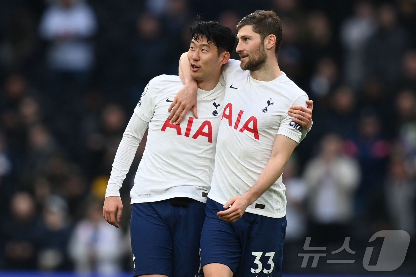 본문 이미지 - 토트넘에서 함께 뛰었던 '절친' 손흥민과 벤 데이비스 ⓒ AFP=뉴스1