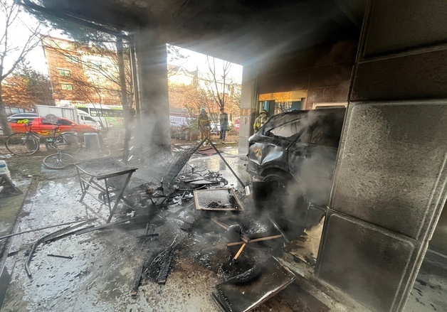 전주 원룸 주차장서 불…차에 옮겨붙어 4290만원 피해