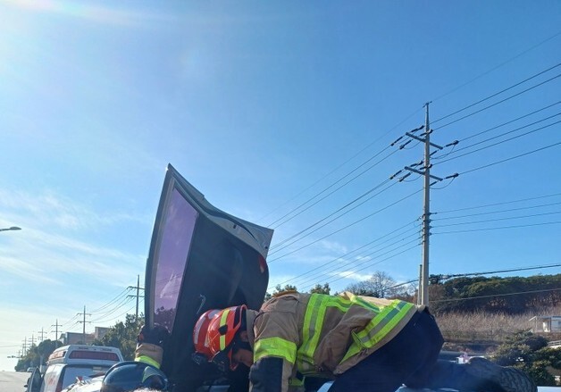 도로서 전도된 차량, 복귀하던 소방이 발견…"무사 구조"