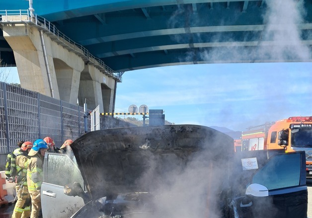 신형 싼타페 테스트 주행 중 고속도로서 화재…40분만에 진화