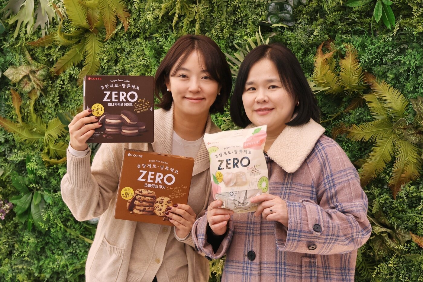 본문 이미지 - 김미영 1형당뇨병환우회 대표(오른쪽)와 이엄지 롯데웰푸드 신성장마케팅팀장이 20일 기념 촬영을 위해 포즈를 취하고 있다.(롯데웰푸드 제공)