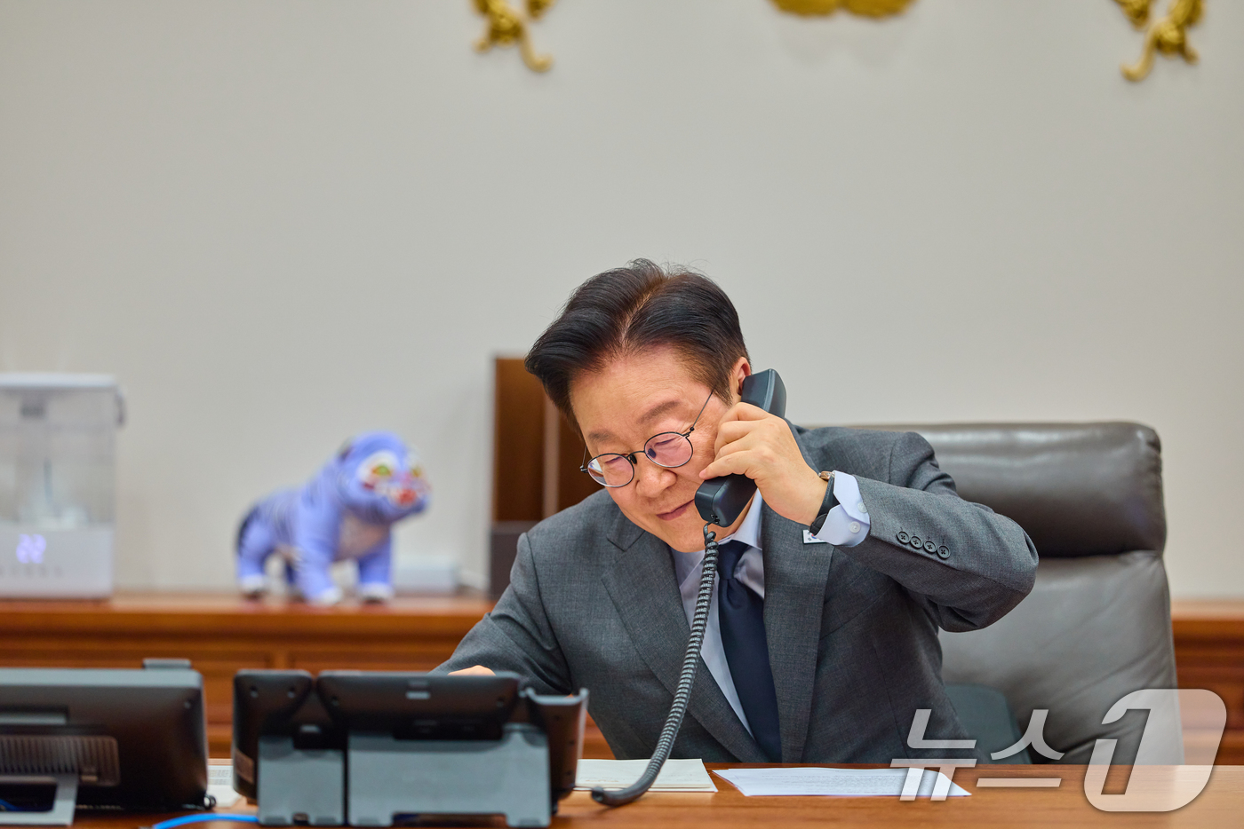 (서울=뉴스1) 허경 기자 = 이재명 대통령이 20일 서울 청와대에서 타밈 빈 하마드 알 싸니 카타르 국왕과 전화 통화를 하고 있다. (청와대 제공. 재판매 및 DB 금지) 202 …