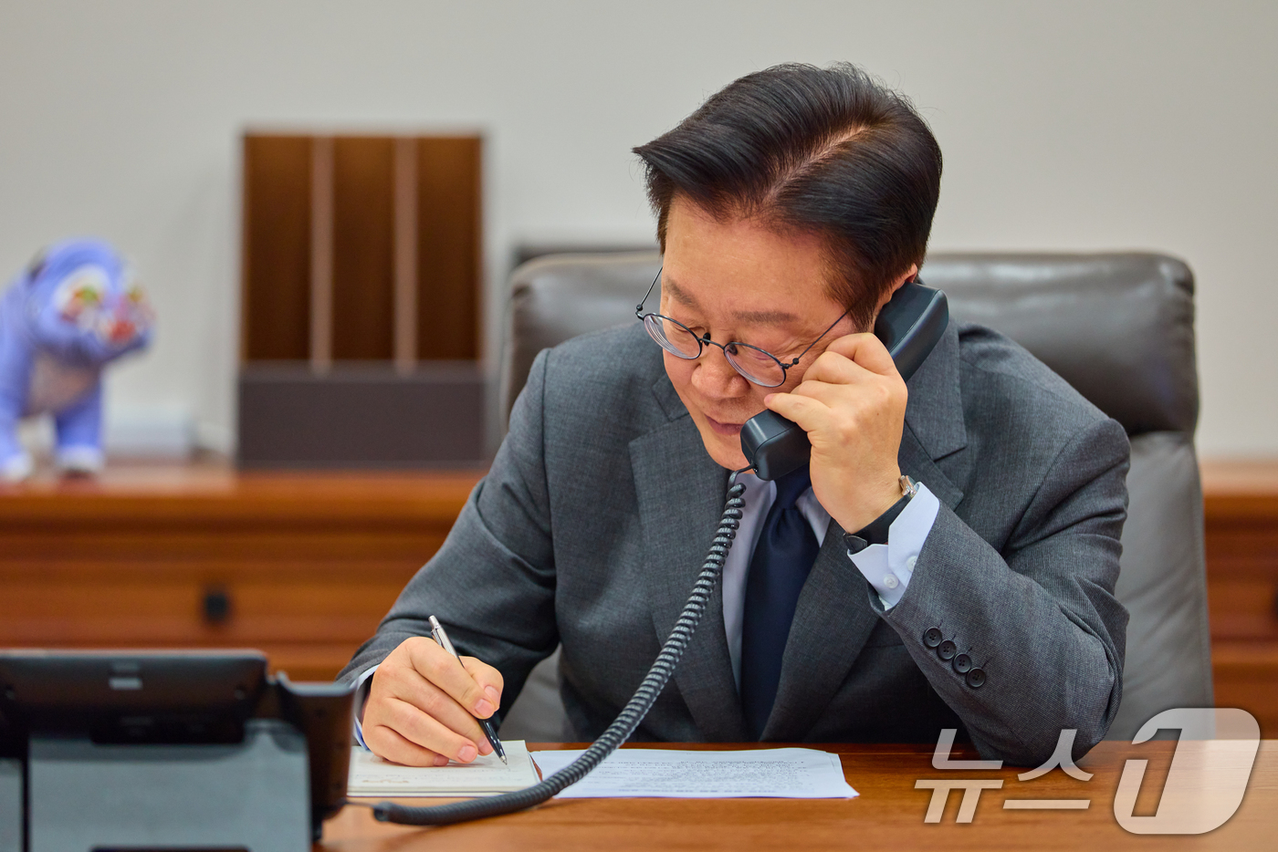 (서울=뉴스1) 허경 기자 = 이재명 대통령이 20일 서울 청와대에서 타밈 빈 하마드 알 싸니 카타르 국왕과 전화 통화를 하고 있다. (청와대 제공. 재판매 및 DB 금지) 202 …