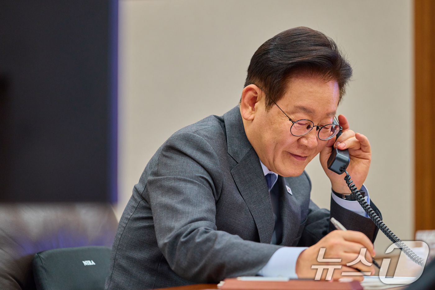 (서울=뉴스1) 허경 기자 = 이재명 대통령이 20일 서울 청와대에서 타밈 빈 하마드 알 싸니 카타르 국왕과 전화 통화를 하고 있다. (청와대 제공. 재판매 및 DB 금지) 202 …